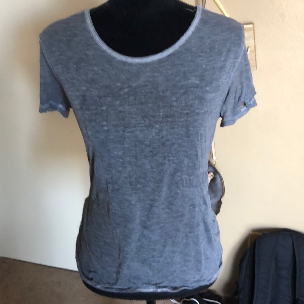 Grey tee with light feather design